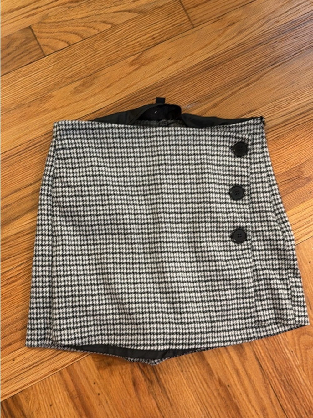 Love Tree Black & White Houndstooth Mini Skirt with Side Buttons